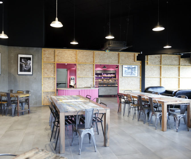Comme à la maison BOUTIQUE à ANNECY, BOULANGERIE, vue sur l'espace dégustation avec mobilier vintage industriel design d'intérieur réalisé par le STUDIO FOREVER