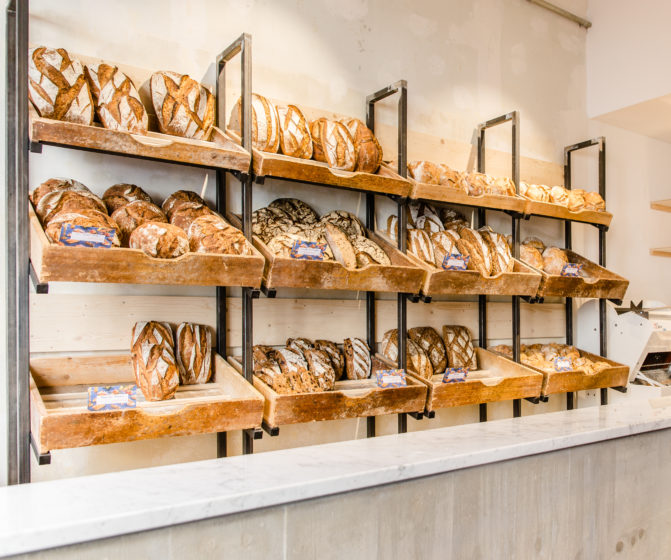Antoinette Pain et brioche, grille à pain, acier brut bois, vieux casier à pain, studio frvr.