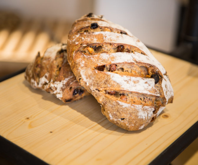 Antoinette Pain et brioche, pain sur planche, présentoir acier, studio frvr.