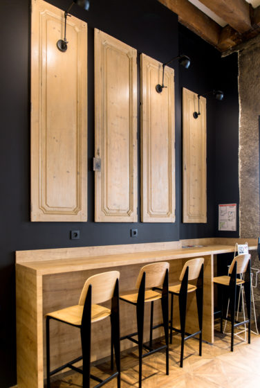 Chez Jules Boulangerie, vue intérieur dur un mange debout en bois massif, porte suspendue chêne collaboration Pep's, frvr, Akinai