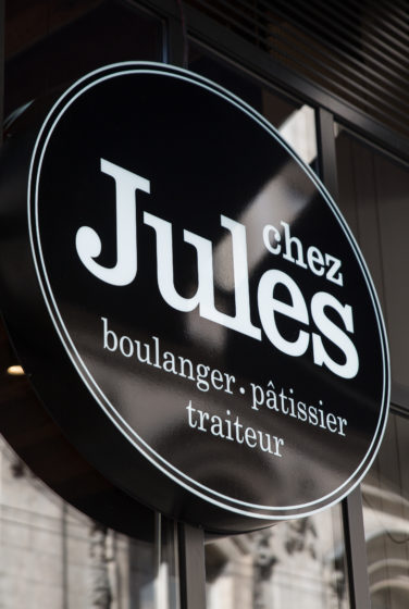 Chez Jules Boulangerie, vue façade, enseigne ronde lumineuse conçu en collaboration Pep's, frvr, Akinai