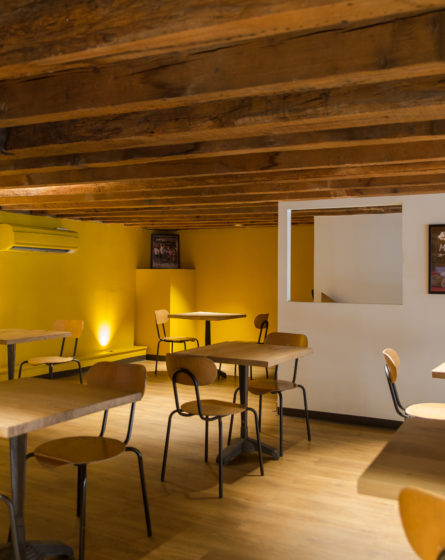 Chez Jules Boulangerie, vue intérieur, mezzanine, poutre chêne, mur blanc, sol parquet chêne collaboration Pep's, frvr, Akinai