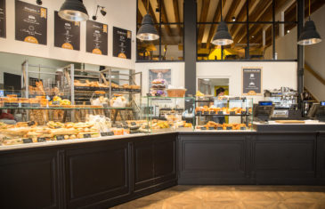 Chez Jules Boulangerie, vue intérieur, vitrine réfrigérée boiserie laqué noir dessus blanc, menu board, suspension esprit loft, mezzanine, sol parquet chêne collaboration Pep's, frvr, Akinai