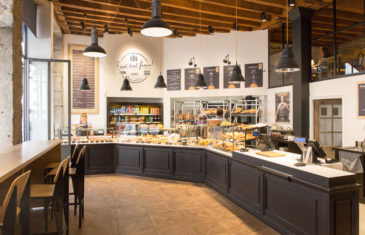 Chez Jules Boulangerie, vue intérieur, mobilier bois, mange debout, vitrine réfrigérée boiserie laqué noir dessus blanc, menu board suspension esprit loft, sol parquet chêne collaboration Pep's, frvr, Akinai