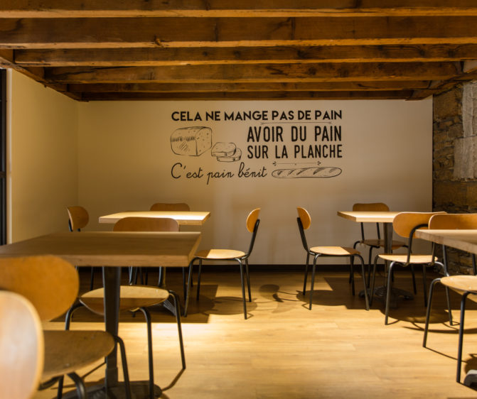 Chez Jules Boulangerie, vue intérieur, mezzanine, poutre chêne, mur avec message adhésif sol parquet chêne collaboration Pep's, frvr, Akinai
