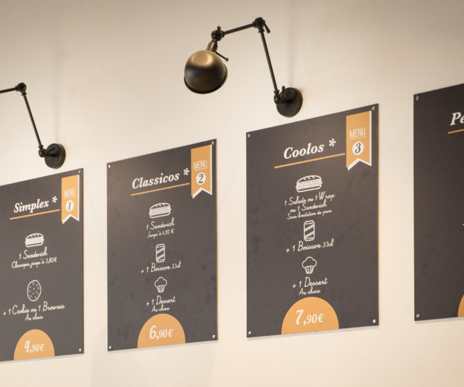 Chez Jules Boulangerie, vue en détail sur les menus board, avec lampe vintage fixé au dessus, conçu en collaboration Pep's, frvr, Akinai