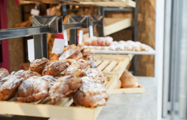Comme à la maison boutique à Annecy, BOULANGERIE, détail de viennoiserie sur planche en bois et structure acier, conçu par le studio frvr.