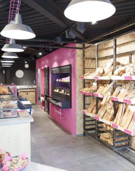 Comme à la maison BOUTIQUE à ANNECY, BOULANGERIE, GRILLE à PAIN, ACIER, BOIS, TôLE, ROSE, SUSPENSION INDUSTRIELle, DESIGN d'INTERIEUR réalisé par le STUDIO FOREVER
