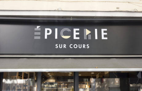 épicerie sur cours à Lyon, bandeau de façade laqué noir, avec enseigne en adhésif, logo. Conçu en collaboration, Pep's création et le studio frvr