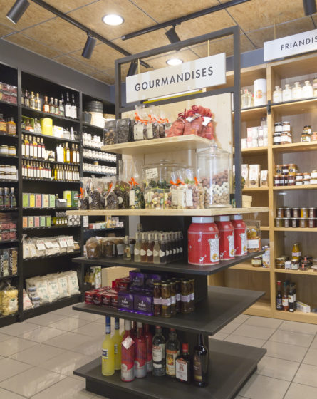 épicerie sur cours à Lyon, vue de détail sur les meubles, bois clair et stratifié noir. Conçu en collaboration, Pep's création et le studio frvr
