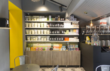 épicerie sur cours à Lyon, vue intérieur sur le salon de thé, étagère à thé, comptoir noir. Conçu en collaboration, Pep's création et le studio frvr
