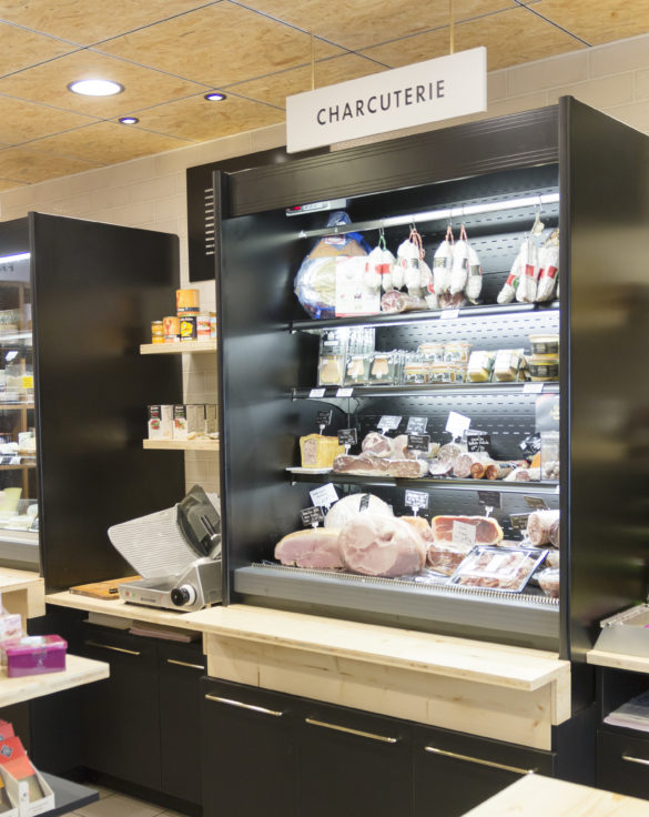 épicerie sur cours à Lyon, vue de détail sur la gondole réfrigérée ouverte pour exposer les viandes, jambons et saucissons. Meuble froid laqué noir. Conçu en collaboration, Pep's création et le studio frvr