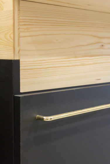 épicerie sur cours à Lyon, vue de détail sur un tiroir, laquage noir, tube laiton doré, panneau de bois trois pli pin douglas. Conçu en collaboration, Pep's création et le studio frvr