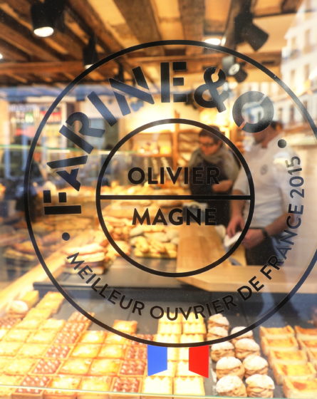 Farinéo boulangerie à Paris, vitrophanie Olivier Magne MOF, design en collaboration Pep's et le Studio Frvr.