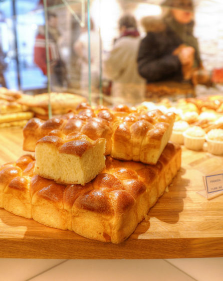 Farinéo boulangerie à Paris, vue détail, brioche dorée, design en collaboration Pep's et le Studio Frvr.