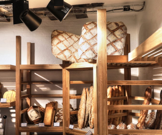 Farinéo boulangerie à Paris, vue de détail du meuble à pain en bois avec clayette, design en collaboration Pep's et le Studio Frvr.