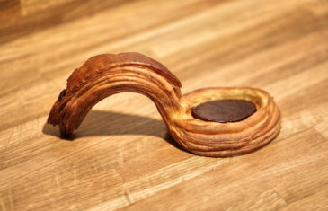 Farinéo boulangerie à Paris, détail viennoiserie, feuilletage au chocolat, design en collaboration Pep's et le Studio Frvr.