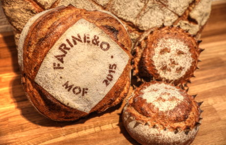 Farinéo boulangerie à Paris, MOF 2015, pochoir fariné sur gros pain, design en collaboration Pep's et le Studio Frvr.