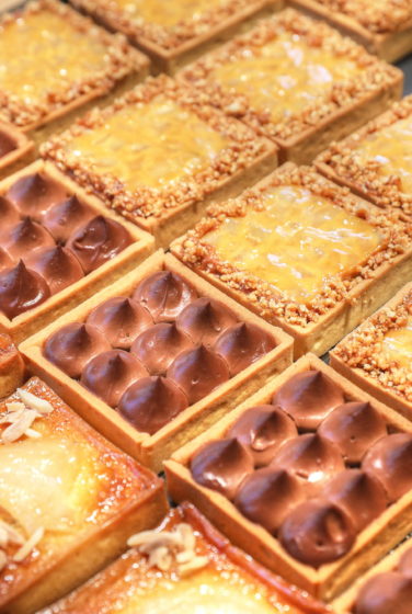Farinéo boulangerie à Paris, vue de détail sur la pâtisserie boulangère, tartes carrés, Olivier Magne , design en collaboration Pep's et le Studio Frvr.