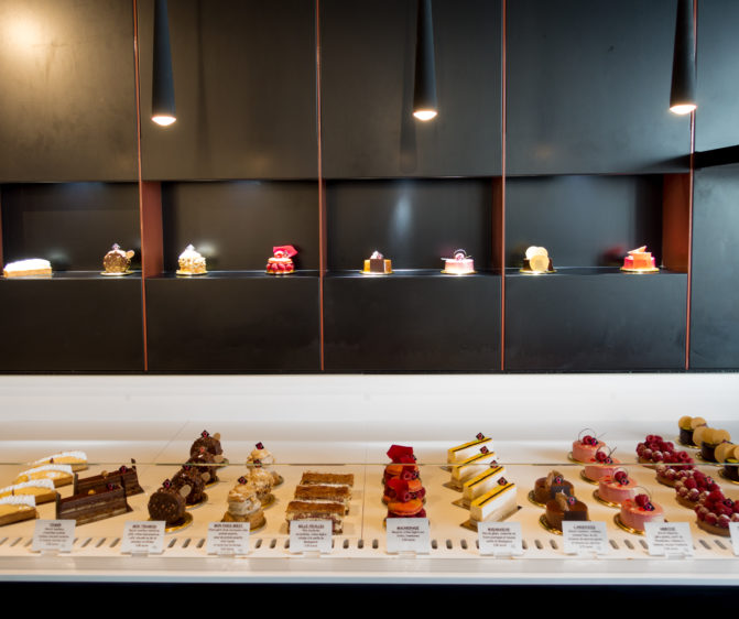 Pâtisserie Guillaume France à Lunel, vue en détail de la vitrine pâtisserie, entremet avec éclaire focus sur le produit, boutique conçue à Lyon par l'agence de design frvrv.