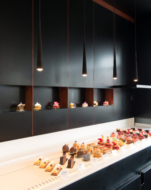 Pâtisserie Guillaume France à Lunel, vue en détail de la vitrine entremet pâtisserie individuellle, boutique conçue à Lyon par l'agence de design frvr.