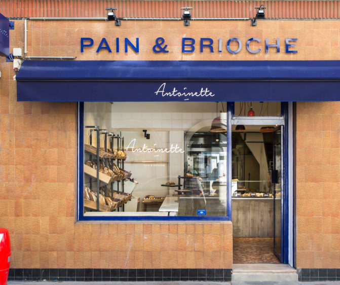 Façade boutique boulangerie Antoinette Pain et brioche, avec enseigne latéral drapeau rétro éclairé, studio frvr.