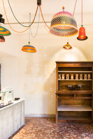 Design de boutique - Boulangerie Antoinette mur brut poncé et vernis meuble vintage balance luminaire coloré, studio frvr.