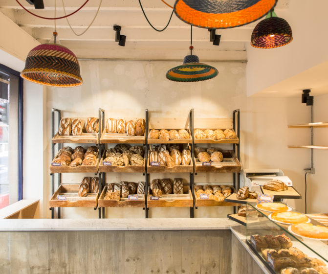 concept de boulangerie Antoinette grille à pain en acier brut, béton banché avec marbre de carrare, studio frvr.