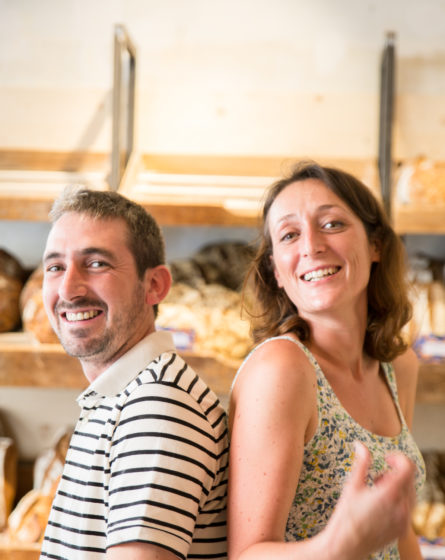 Boulangerie Antoinette portrait des boulangers et fondateurs, marinière devant la grille à pain, studio frvr.