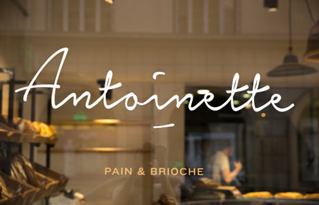 Antoinette pain et brioche, vitrophanie, adhésif, sticker sur vitrine extérieur, blanc et doré, studio frvr.