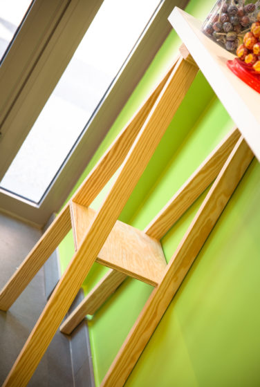 boutique copaline détail tréteaux mange debout sur mur vert