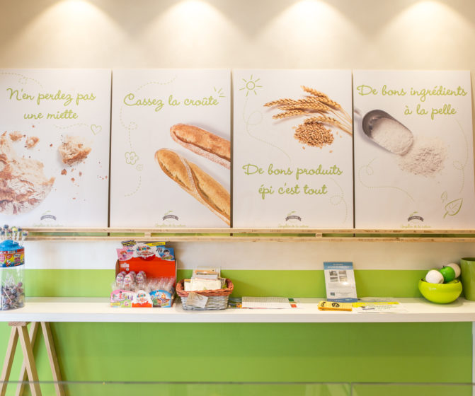 boutique copaline mange debout tréteaux bois étagère panneaux communication