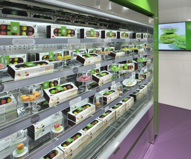 boutique macarons gourmands Yannick Lefort vitrine murale présentation macaron salé box écran conception studio frvr