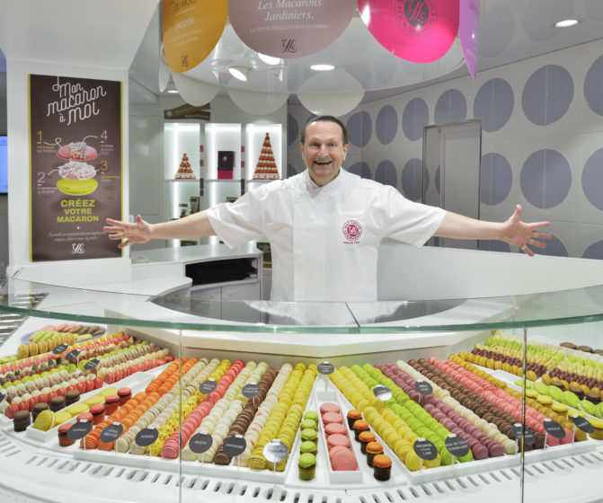 boutique macarons gourmands yannick lefort vitrine circulaire présentation macaron conception studio frvr
