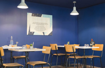 mroc bloc et bistrot restaurant mur bleu lampe béton tables et chaises conception studio frvr
