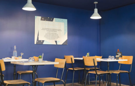 mroc bloc et bistrot restaurant mur bleu lampe béton tables et chaises conception studio frvr