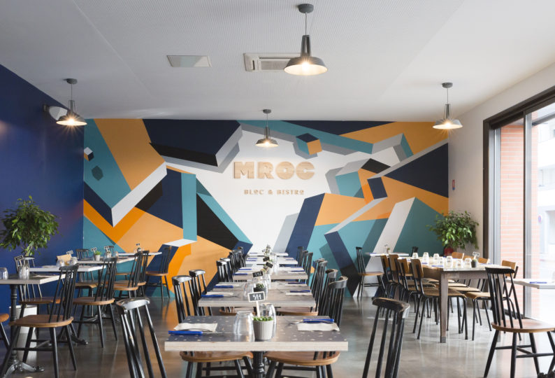 mroc bloc et bistrot restaurant mur graffiti logo en bois conception studio frvr