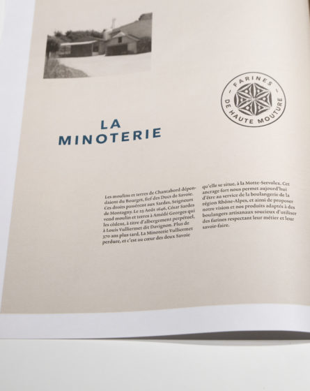 brochure graphisme Vuillermet Savoie journaux ouverts photo typo tampon
