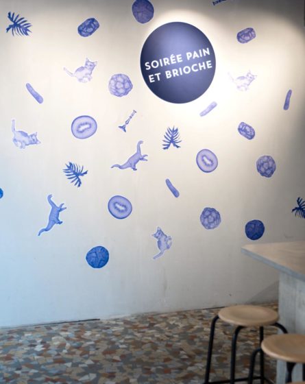 sticker bleu sur mur blanc visuel