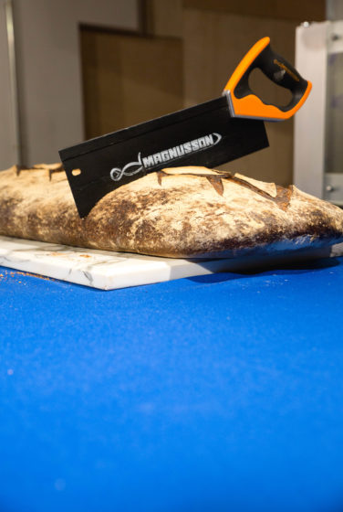 Scénographie soirée inauguration Antoinette pain et brioche détail sur coupe de pain à la scie à bois magnusson