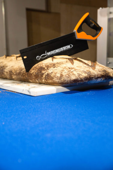 Scénographie soirée inauguration Antoinette pain et brioche détail sur coupe de pain à la scie à bois magnusson