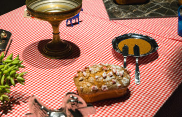 Scénographie soirée inauguration Antoinette pain et brioche détail sur table nappe vichy praliné cocotte