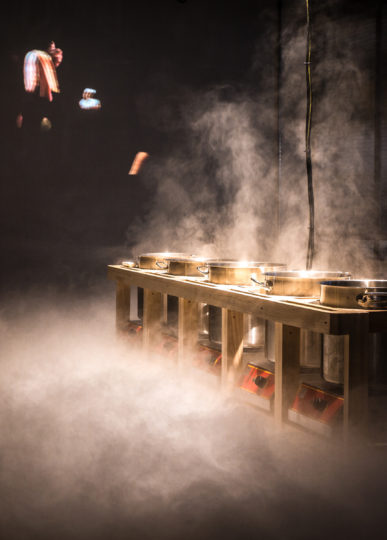 scénographie soirée cuisign Chaud bouillon marmite réchaud meuble bois fumée lourde conception et mise en scène studio frvr