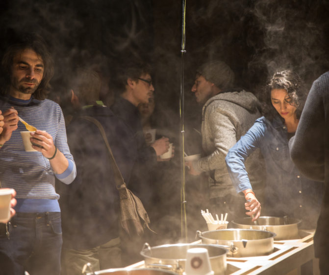 scénographie soirée cuisign Chaud bouillon marmite libre service ambiance fumée lourde conception et mise en scène studio frvr