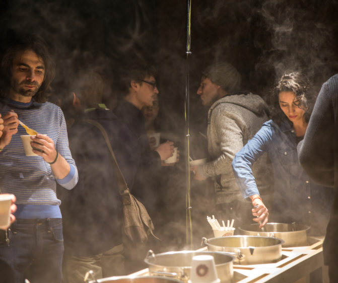 scénographie soirée cuisign Chaud bouillon marmite libre service ambiance fumée lourde conception et mise en scène studio frvr