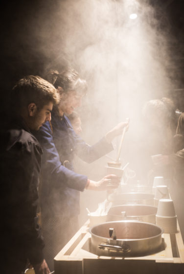 scénographie soirée cuisign Chaud bouillon libre service marmite ambiance fumée lourde conception et mise en scène studio frvr
