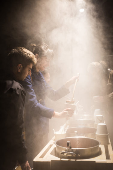 scénographie soirée cuisign Chaud bouillon libre service marmite ambiance fumée lourde conception et mise en scène studio frvr