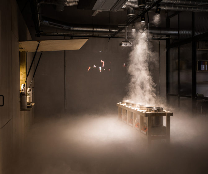 scénographie soirée cuisign Chaud bouillon meuble bois marmite ambiance fumée lourde conception et mise en scène studio frvr