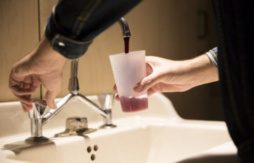 Scénographie soirée jambon beurre robinet à vin rouge gobelet scénographie par le studio frvr