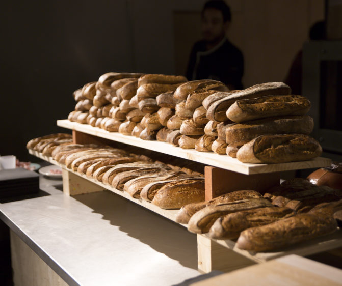 Scénographie soirée jambon beurre présentation pain étagère conçu par le studio frvr